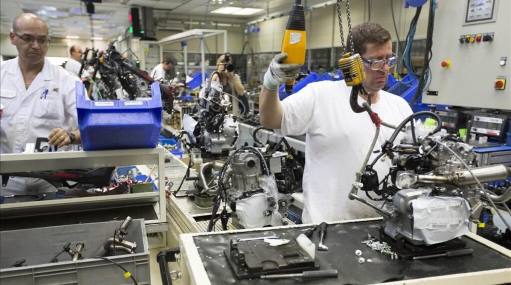 Obreros trabajando en industria