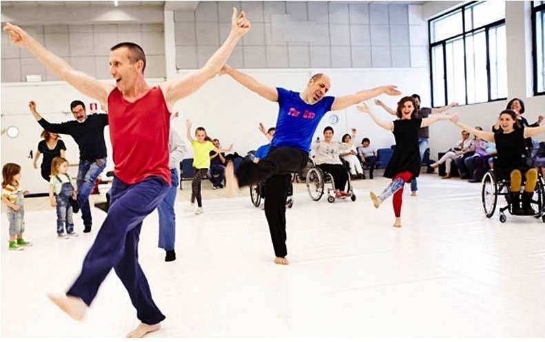 Personas con y sin discapacidad de diferentes edades practicando danza contemporanea