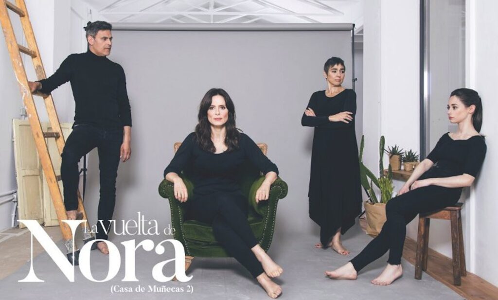 Los cautro actores de la obra vestidos de negro