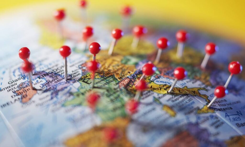 Mapa político de Europa con chinchetas de cabeza redonda rojas sobre ciudades