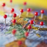 Mapa político de Europa con chinchetas de cabeza redonda rojas sobre ciudades