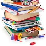 Pila de libros cuadernos y pinturas de colores