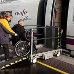 Persona en silla de ruedas subiendo al tren