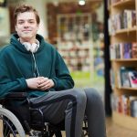 Estudiante con discapacidad en silla de ruedas