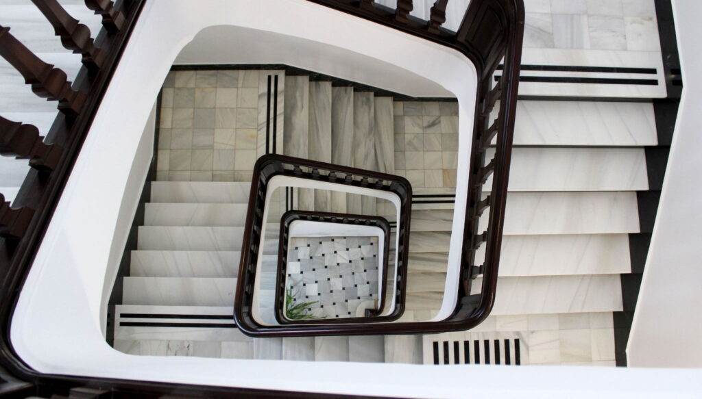 Escalera edificacion