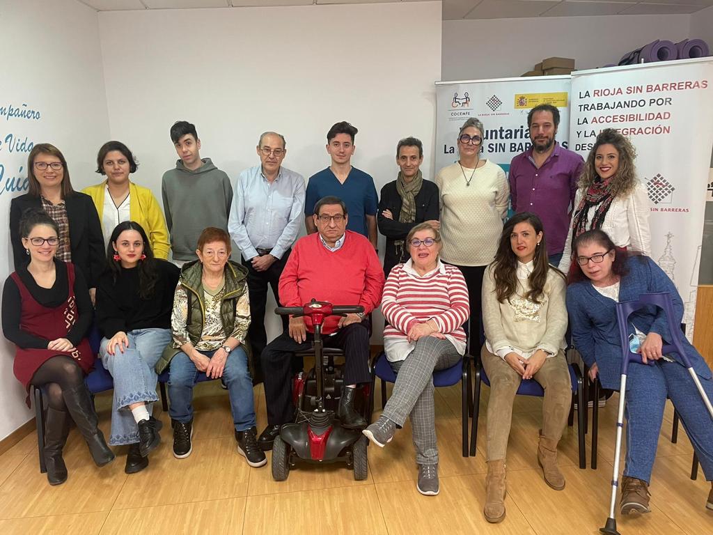 Grupo de personas de La Rioja Sin Barreras en la sede de la asociación