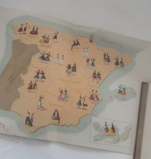 La Rioja Sin Barreras visita la exposición de indumentaria tradicional en el Ayuntamiento de Logroño